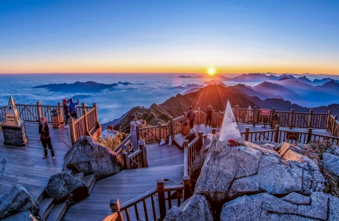 Đỉnh Fansipan Sapa giữa biển mây hùng vĩ