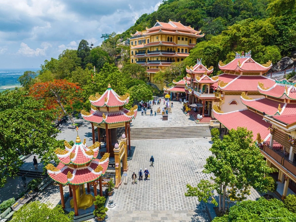 Đỉnh núi Bà Đen không có khách sạn, tập trung vào các công trình tâm linh và cảnh quan thiên nhiên