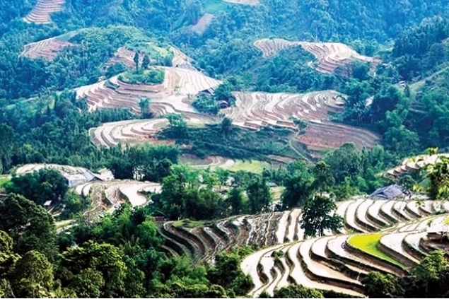 Đỉnh núi Kiều Liêu Ti tại Hà Giang với khung cảnh núi non trùng điệp