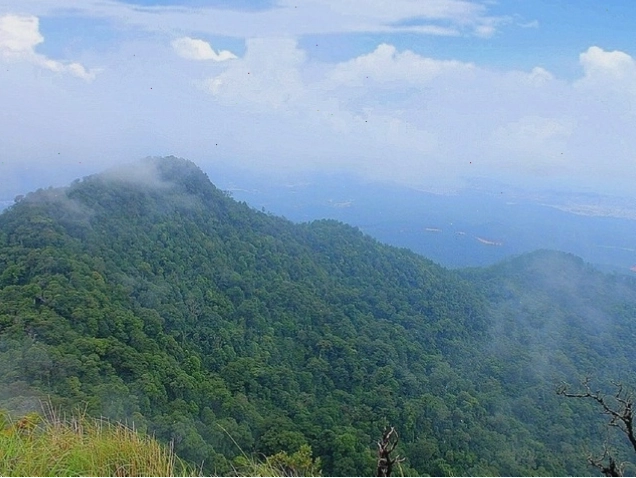 Đỉnh núi Langbiang hùng vĩ nhìn từ xa