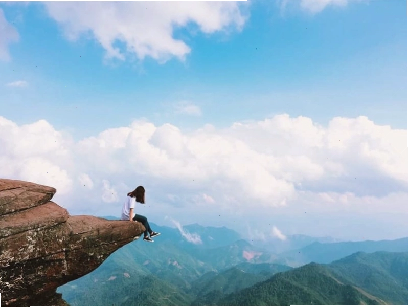 Đỉnh Pha Luông mây phủ và cảnh quan biên giới hùng vĩ
