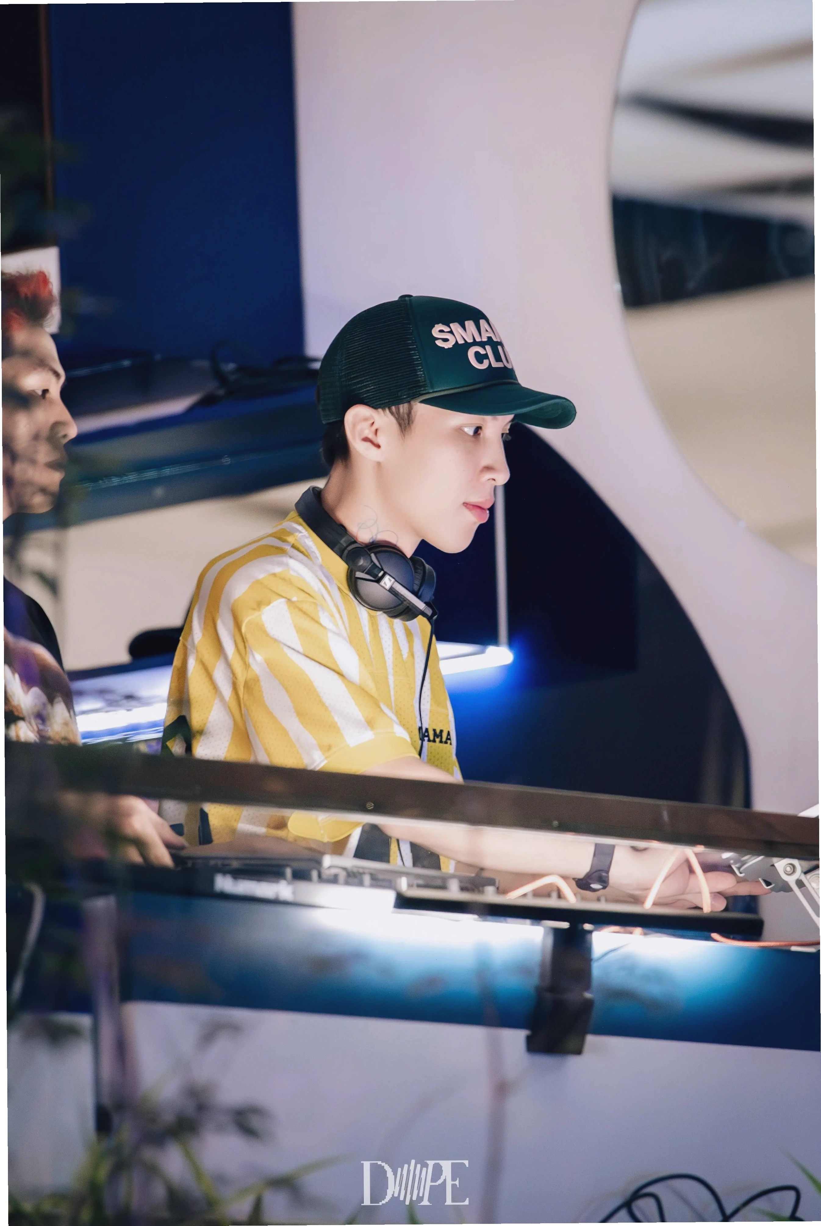 DJ đang biểu diễn nhạc sôi động tại một quán cafe