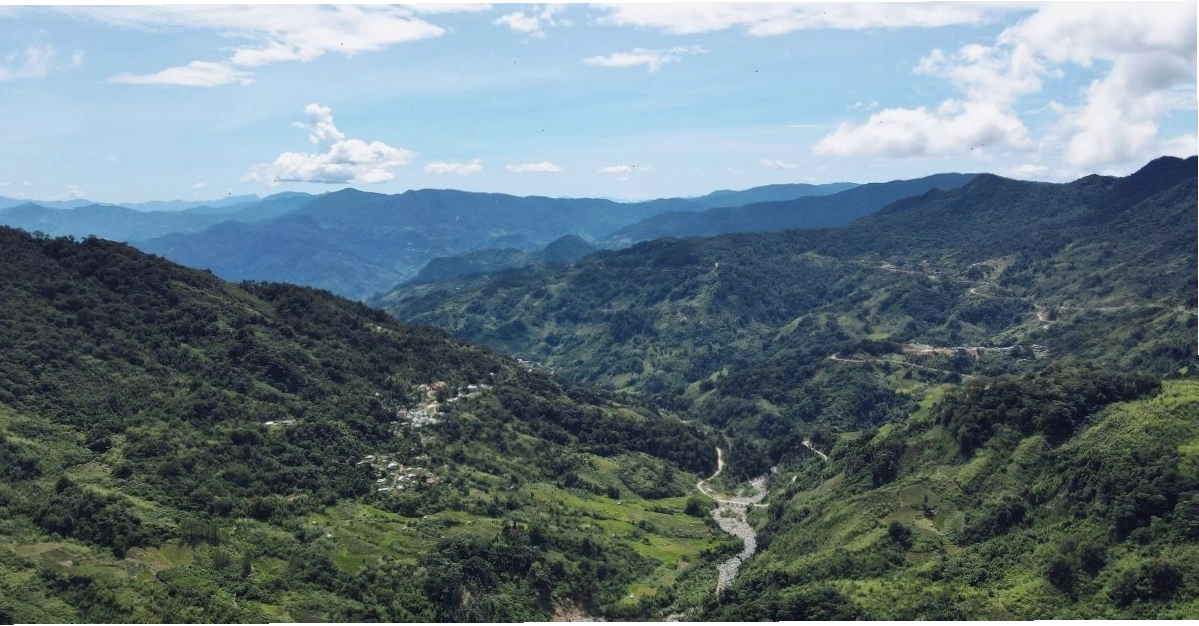 Đoàn người trekking trên cung đường núi Ngọc Linh