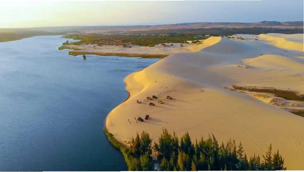 Đồi Cát Bay Phan Thiết với những đụn cát vàng óng dưới nắng
