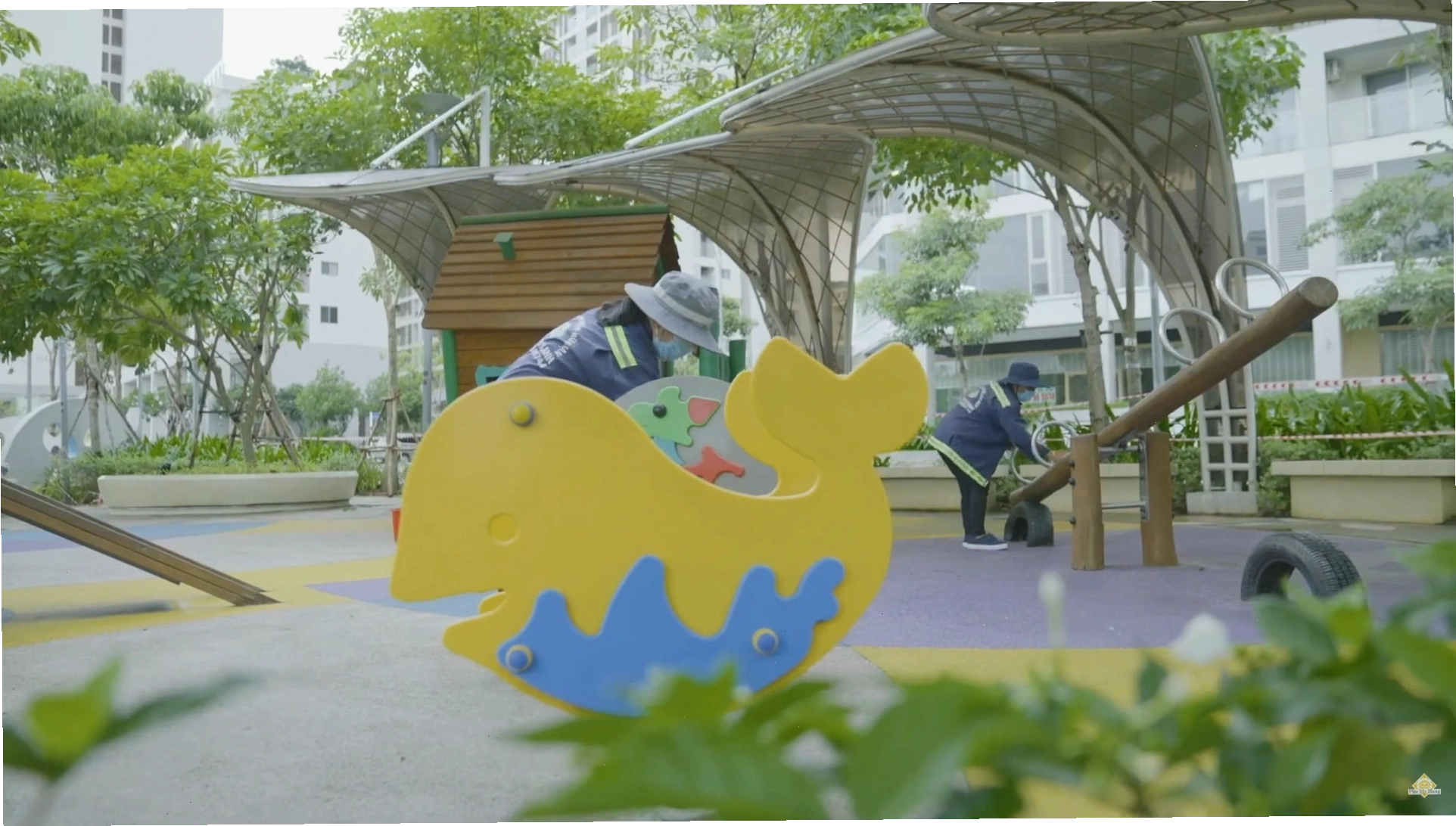Đội ngũ chăm sóc cây xanh tại Sakura Park Phú Mỹ Hưng