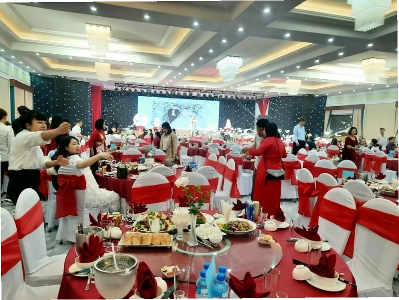 Đội ngũ nhân viên chuyên nghiệp tại Nhà hàng Đại Nam