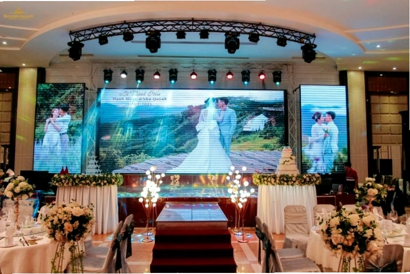 Đội ngũ nhân viên chuyên nghiệp tại nhà hàng Việt Hương