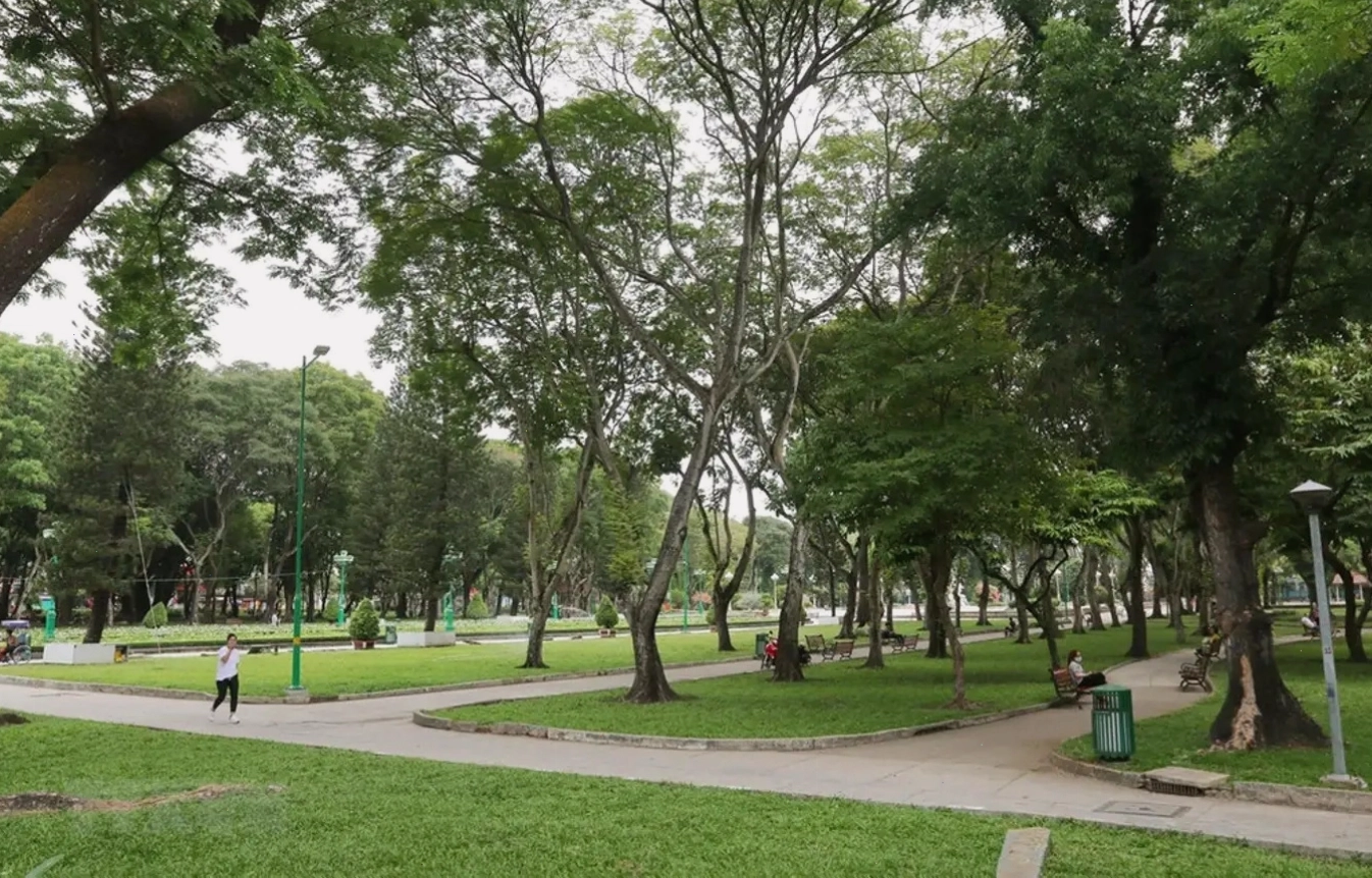 Đội ngũ nhân viên vệ sinh đang chăm sóc cây xanh trong công viên