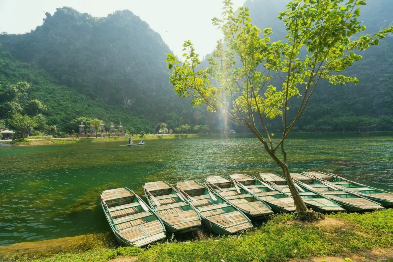 Động Am Tiên xanh biếc như ngọc