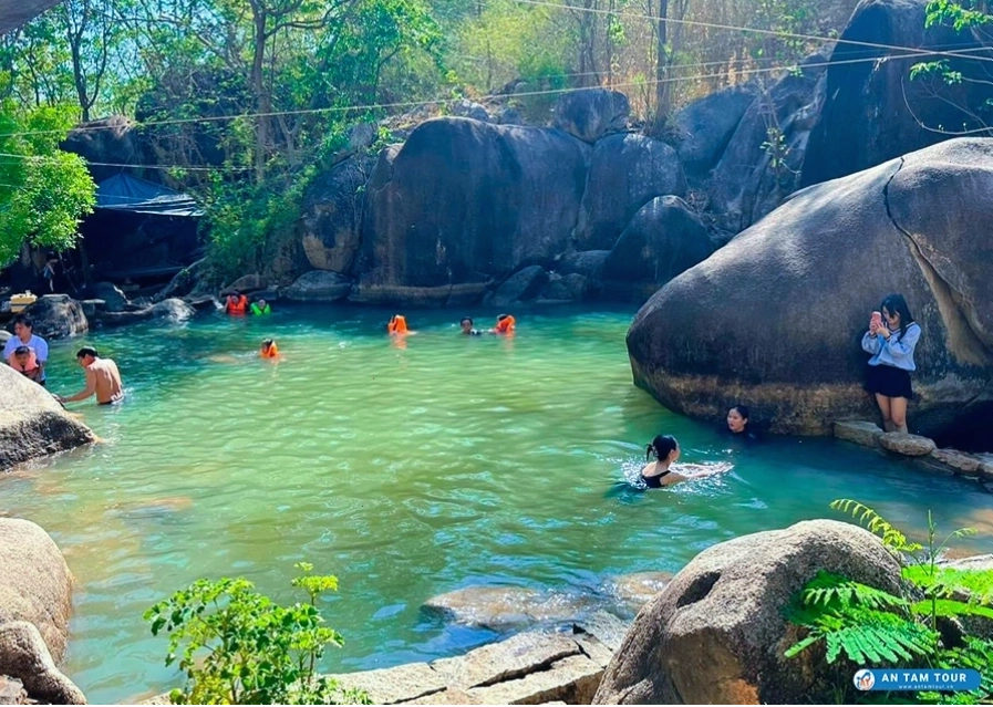 Dòng chảy của Suối Tiên Núi Dinh tạo nên âm thanh róc rách vui tai