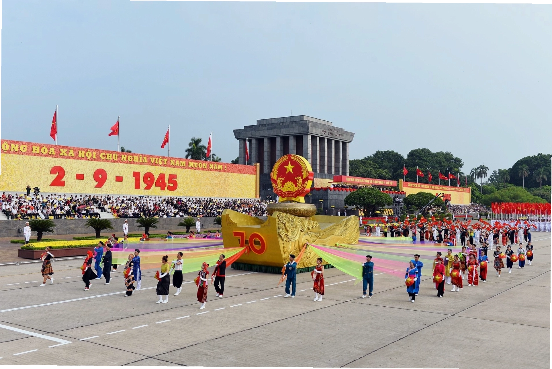 Đông đảo người dân theo dõi lễ diễu binh tại Quảng trường 2/9