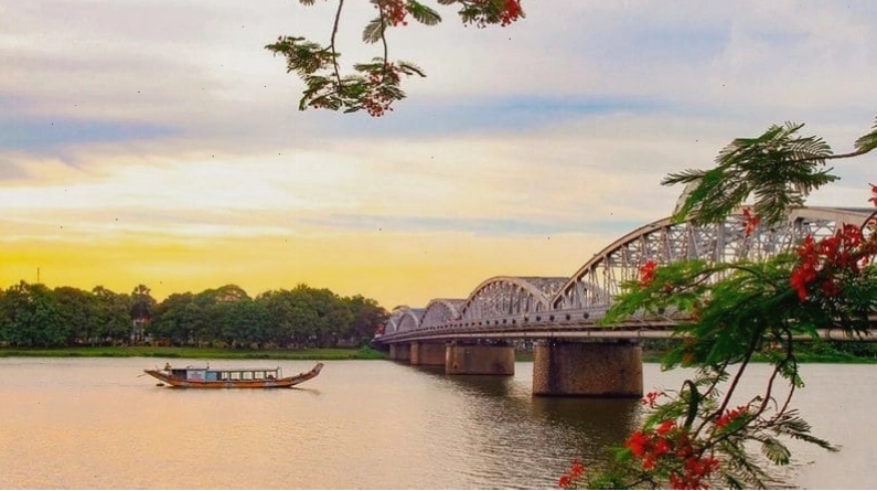 Dòng sông Hương thơ mộng chảy giữa lòng thành phố Huế
