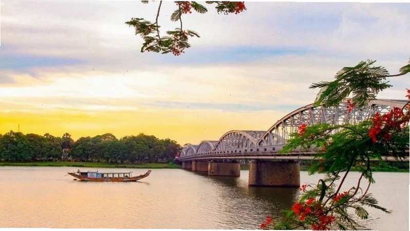 Dòng sông Hương thơ mộng chảy qua thành phố Huế