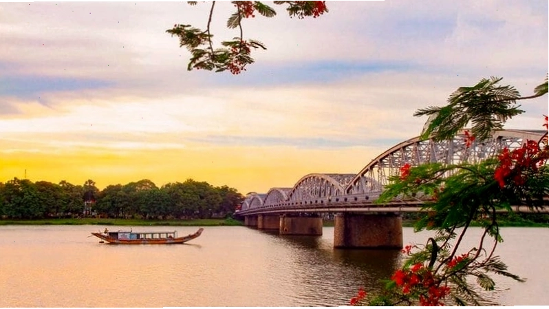 Dòng sông Hương thơ mộng với thuyền rồng lướt nhẹ