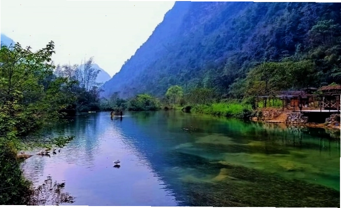 Dòng sông thơ mộng chảy quanh Mế Farmstay Cao Bằng