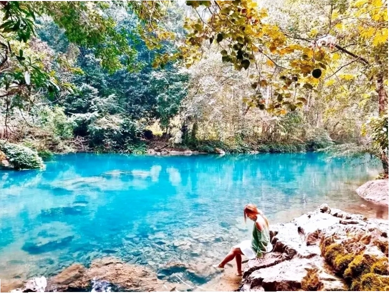 Dòng Suối Lênin trong xanh chảy quanh Khu di tích Pác Bó