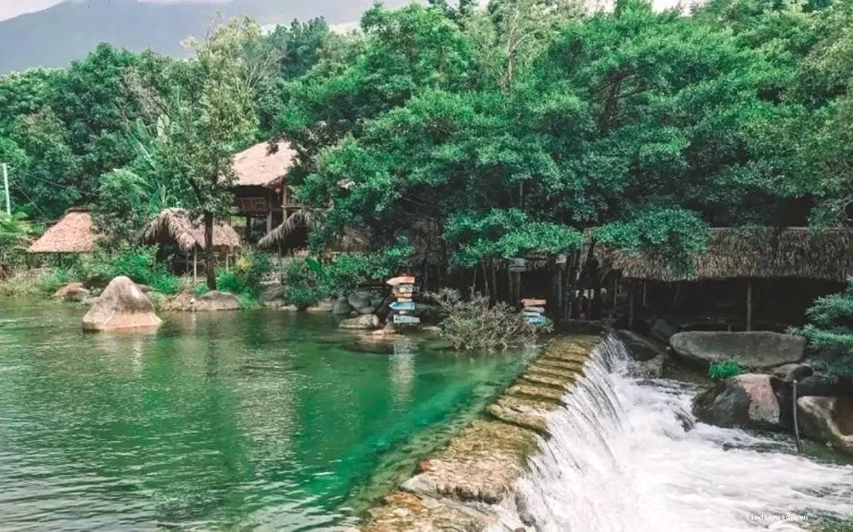 Dòng suối Lương chảy róc rách qua các ghềnh đá