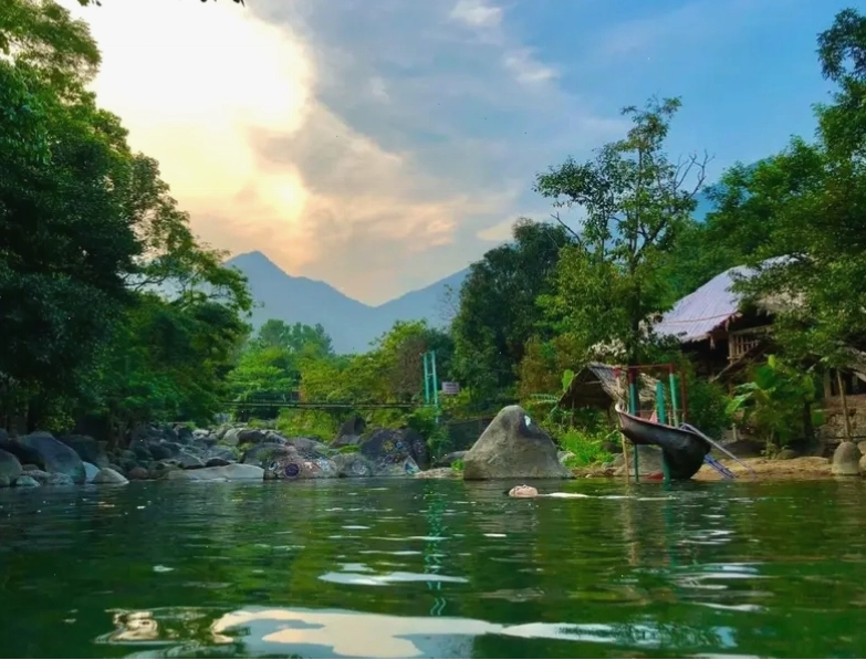 Dòng suối Lương êm đềm chảy qua khu rừng xanh mát