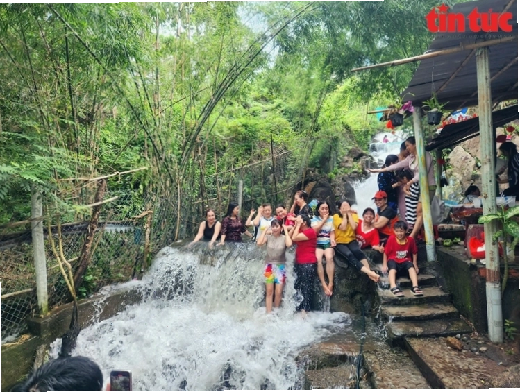 Dòng Suối Ô Đá trở thành điểm thư giãn cuối tuần được nhiều người yêu thích