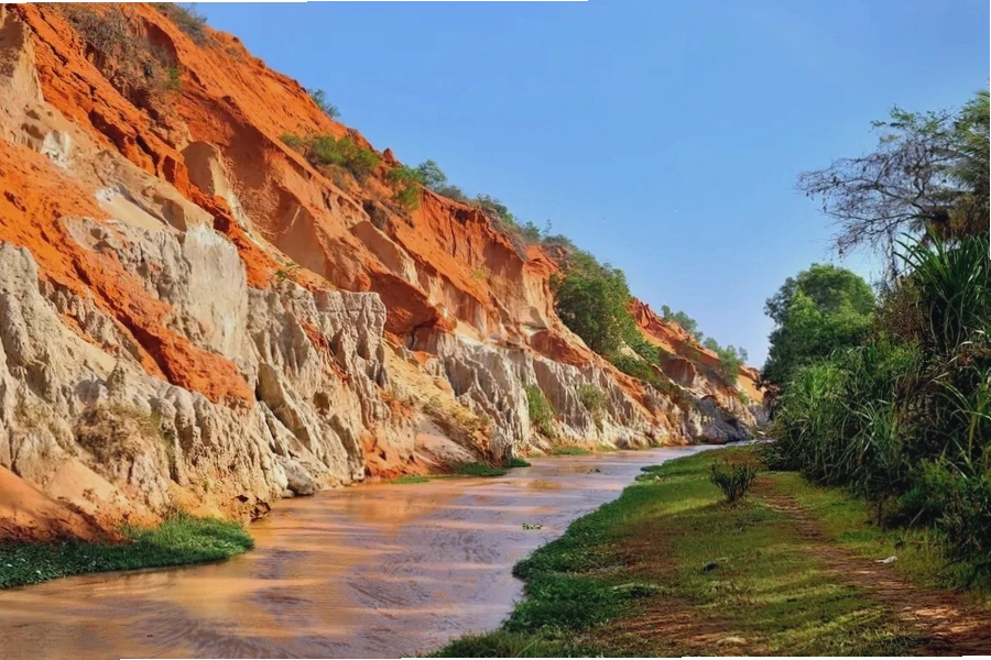 Dòng Suối Tiên chảy qua những khối đá đỏ tạo nên cảnh quan kỳ ảo
