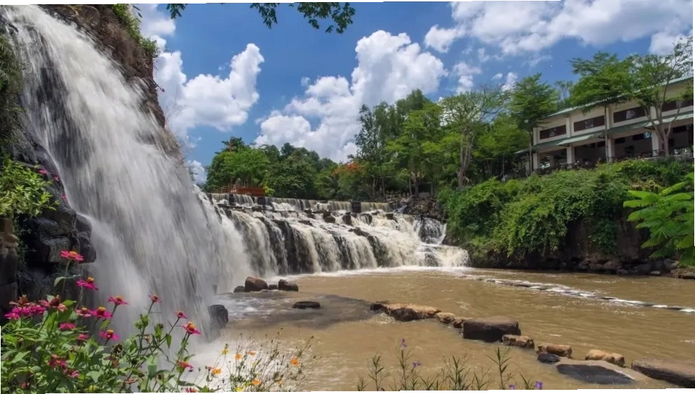 Dòng thác chảy hùng vĩ tại Khu du lịch Thác Đá Hàn
