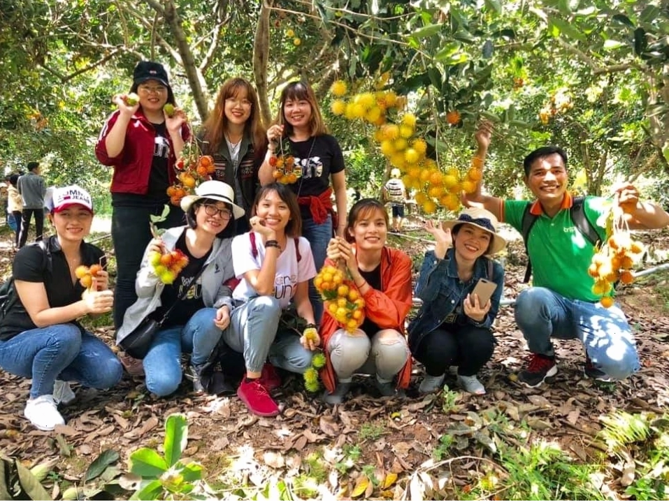 Du khách check in tại điểm du lịch Đại Lộc với khung cảnh sông nước hữu tình