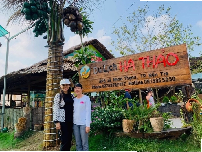 Du khách check in tại khu du lịch sinh thái Hạ Thảo