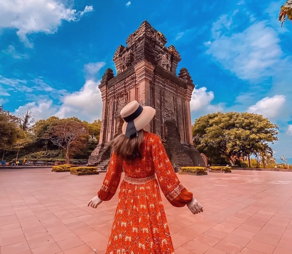 Du khách check-in tại Tháp Nhạn