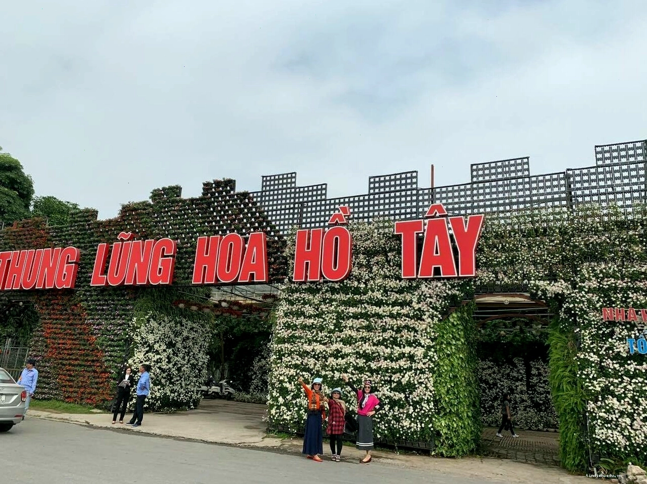 Du khách check-in tại thung lũng hoa Hồ Tây