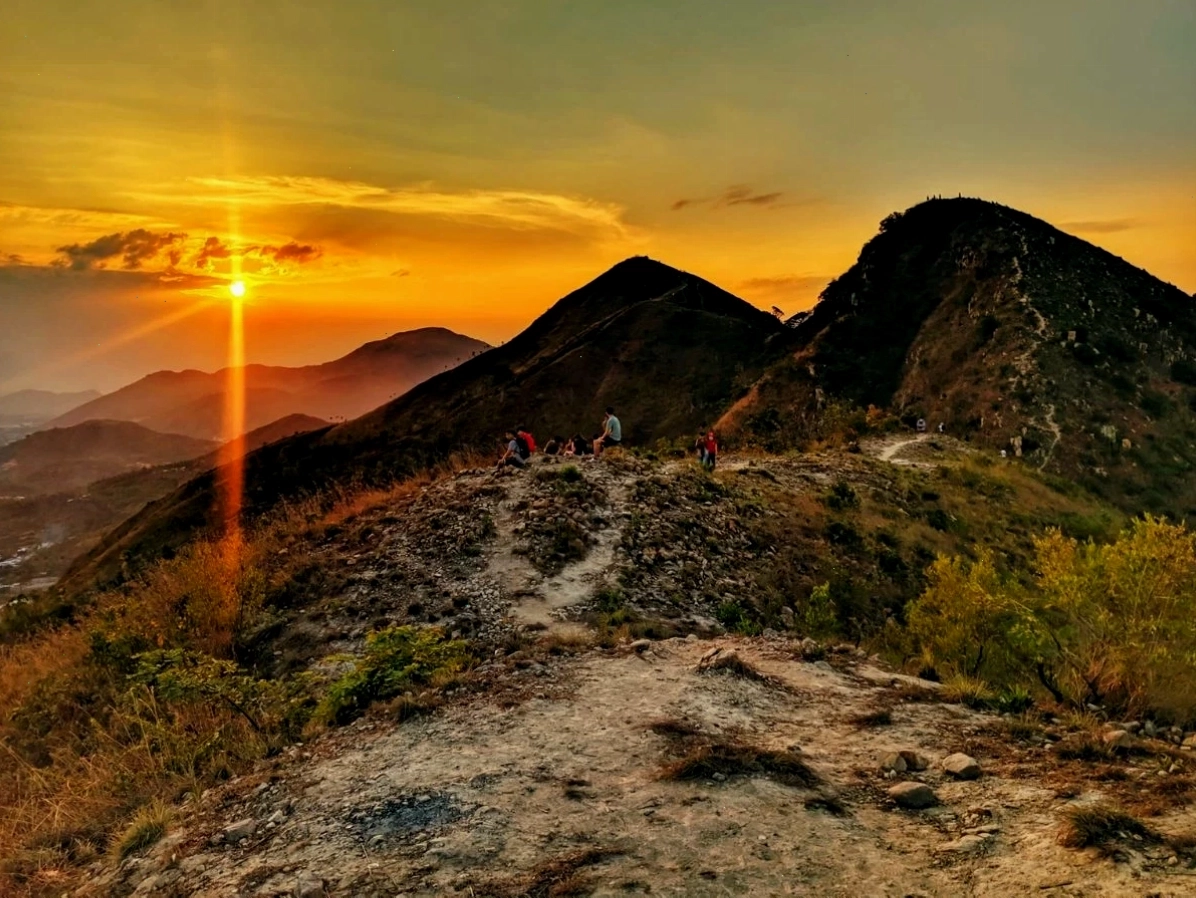 Du khách check-in với view biển tuyệt đẹp từ đỉnh Núi Cô Tiên