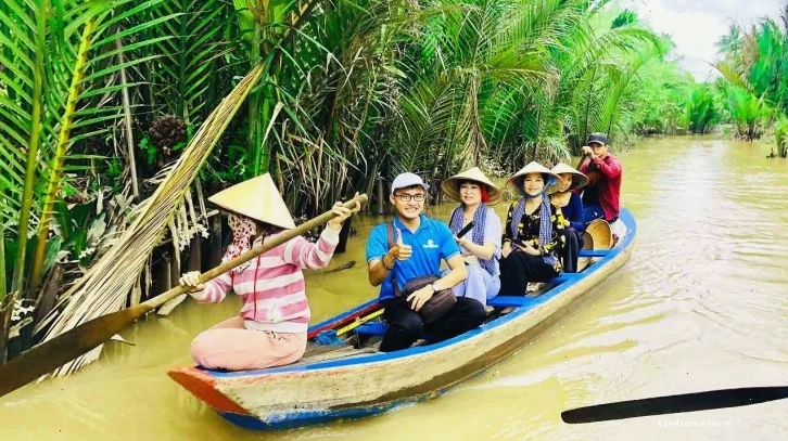 Du khách chèo ghe ngắm cảnh tại cồn Quy
