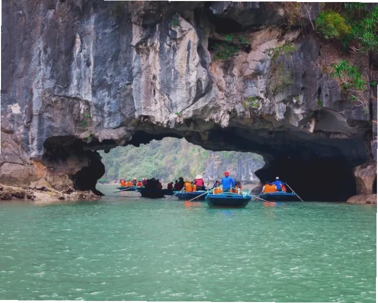 Du khách chèo thuyền kayak khám phá Hang Luồn