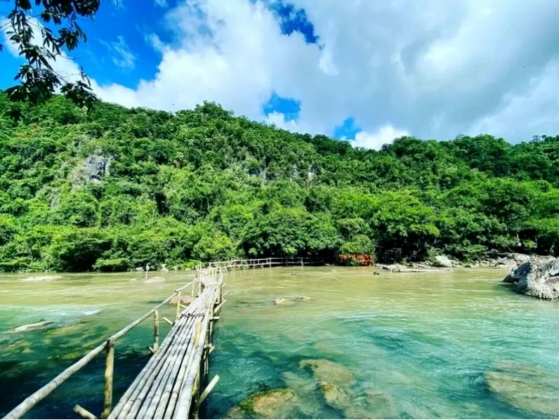 Du khách chèo thuyền Kayak trên Suối Nước Moọc