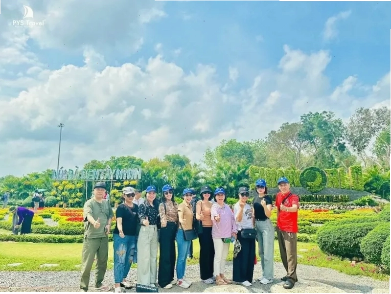 Du khách chinh phục Núi Bà Đen