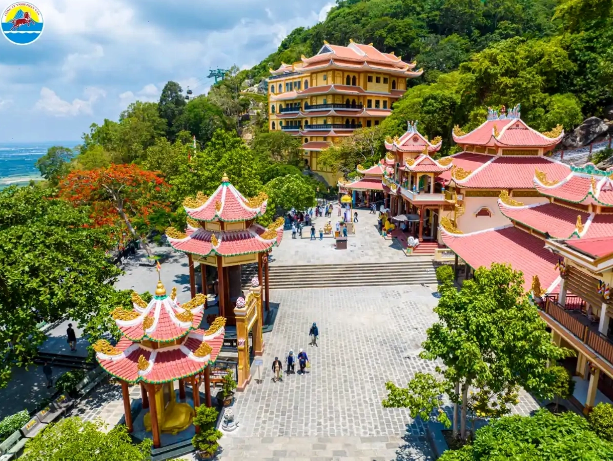 Du khách chuẩn bị hành trang cho chuyến đi Núi Bà Đen