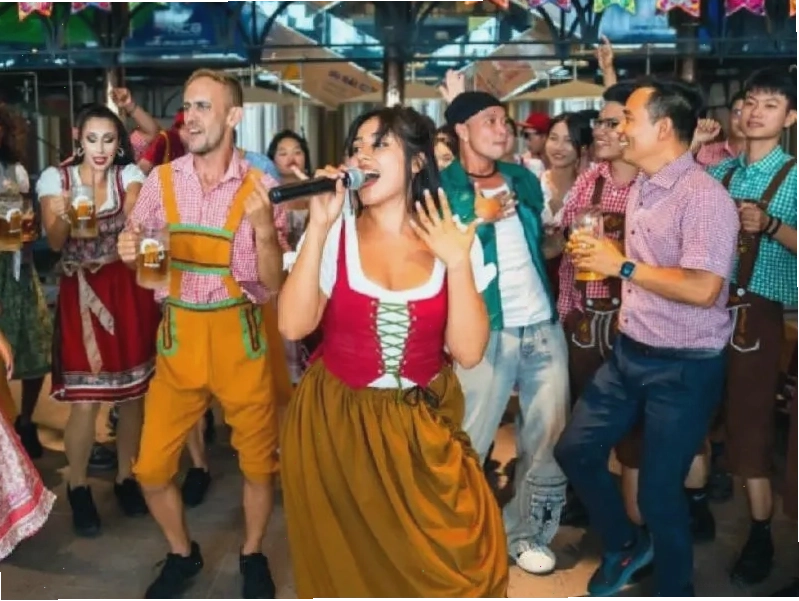 Du khách chụp ảnh check-in tại Beer Plaza