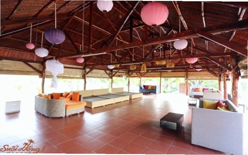 Du khách chụp ảnh check-in tại Suối Hồng Mũi Né