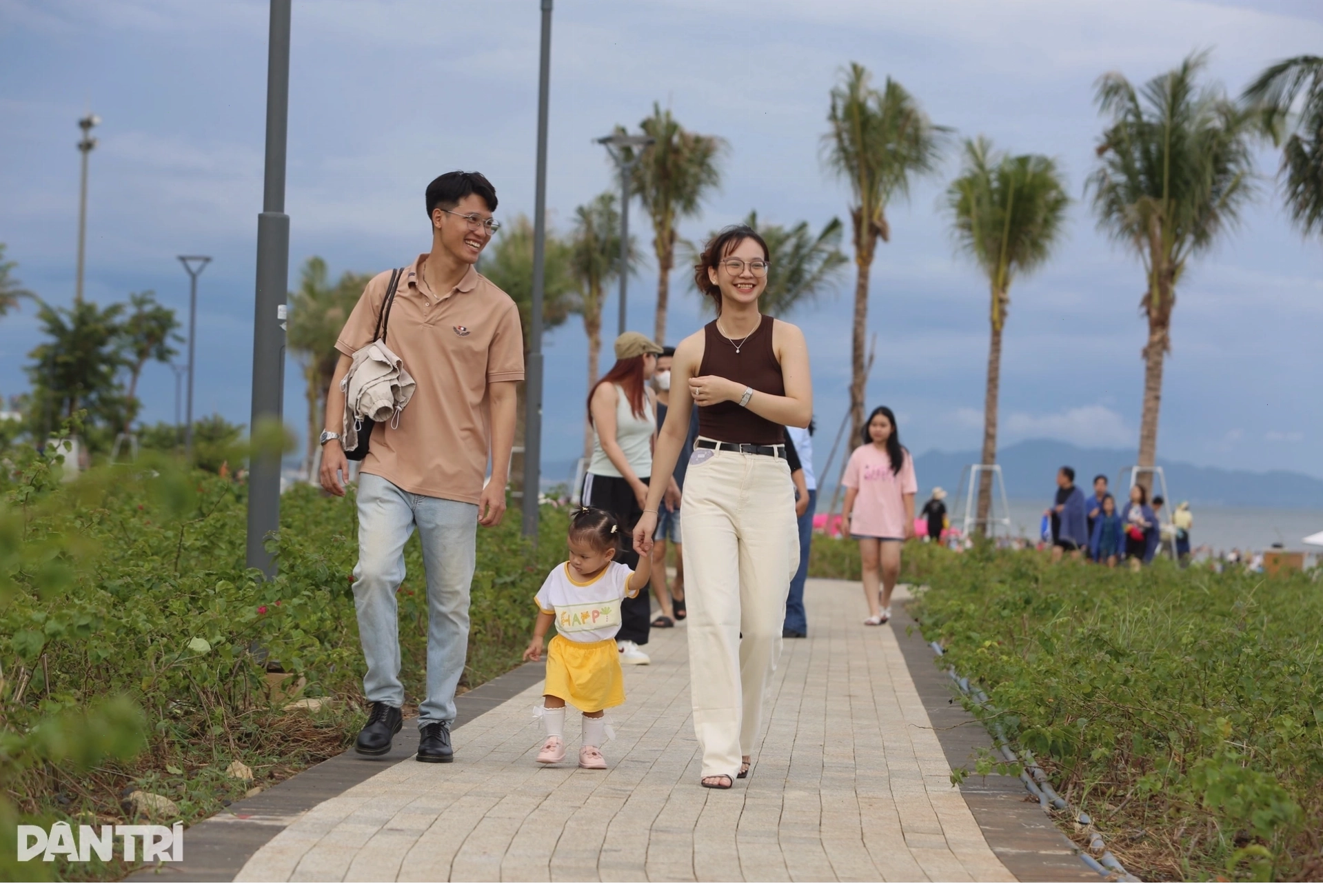Du khách chụp ảnh kỷ niệm với Tháp Tam Thắng
