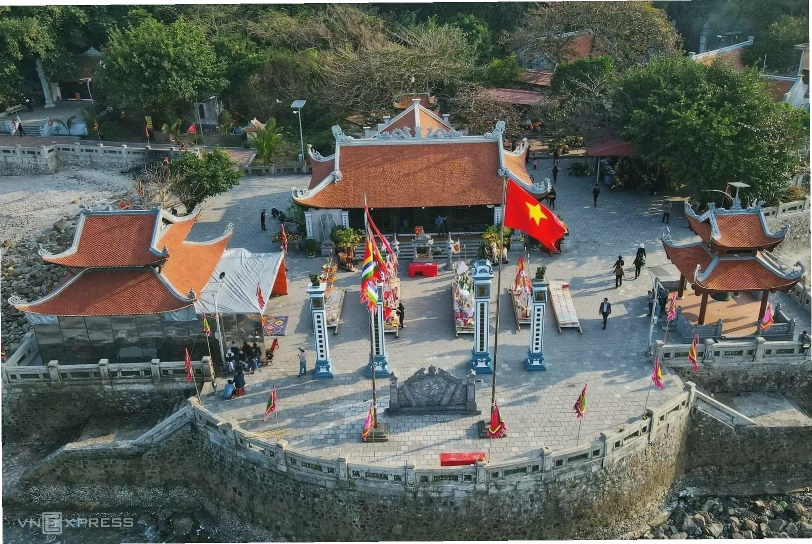 Du khách chụp ảnh lưu niệm tại biển Đồ Sơn