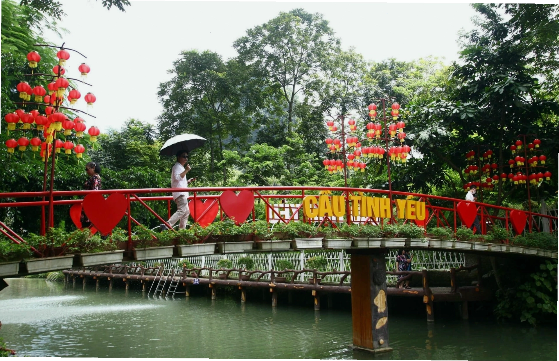 Du khách chụp ảnh lưu niệm tại Cầu Tình Yêu ở Suối Mỏ Mắm