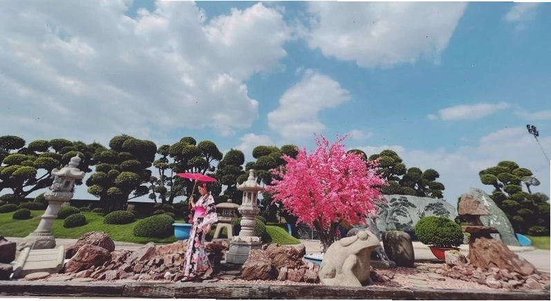 Du khách chụp ảnh với trang phục Kimono tại Công Viên Cá Koi