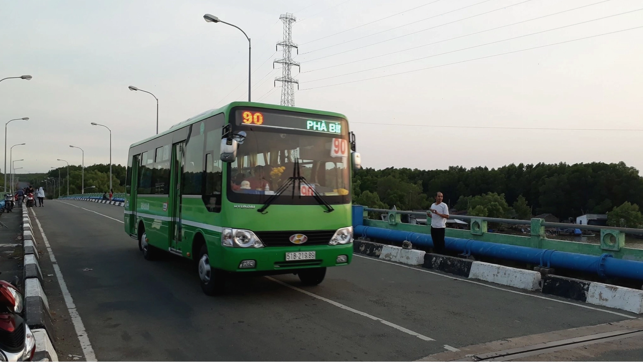 Du khách có thể đi biển Cần Giờ bằng xe bus hoặc phương tiện cá nhân qua phà