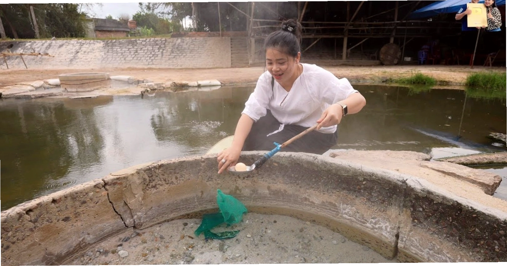 Du khách có thể thử món trứng luộc và gà hấp cát tại suối nước nóng Hội Vân
