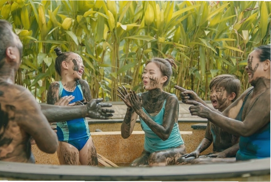 Du khách đang thưởng thức bữa ăn tại nhà hàng của resort
