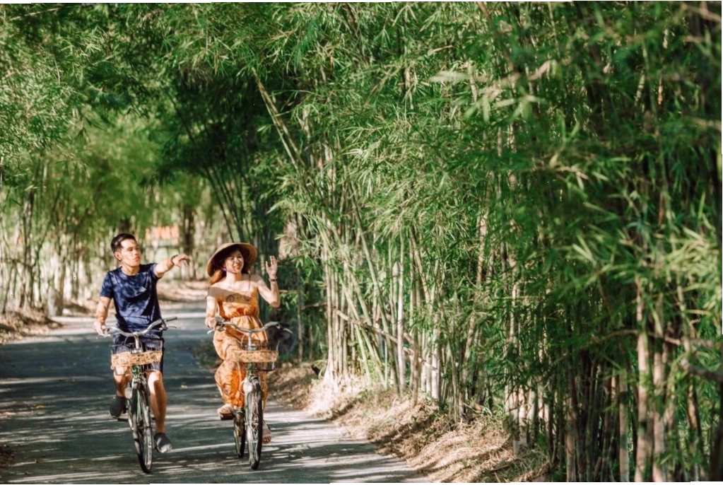 Du khách dạo bộ thư giãn tại khuôn viên Thanh Tân Huế