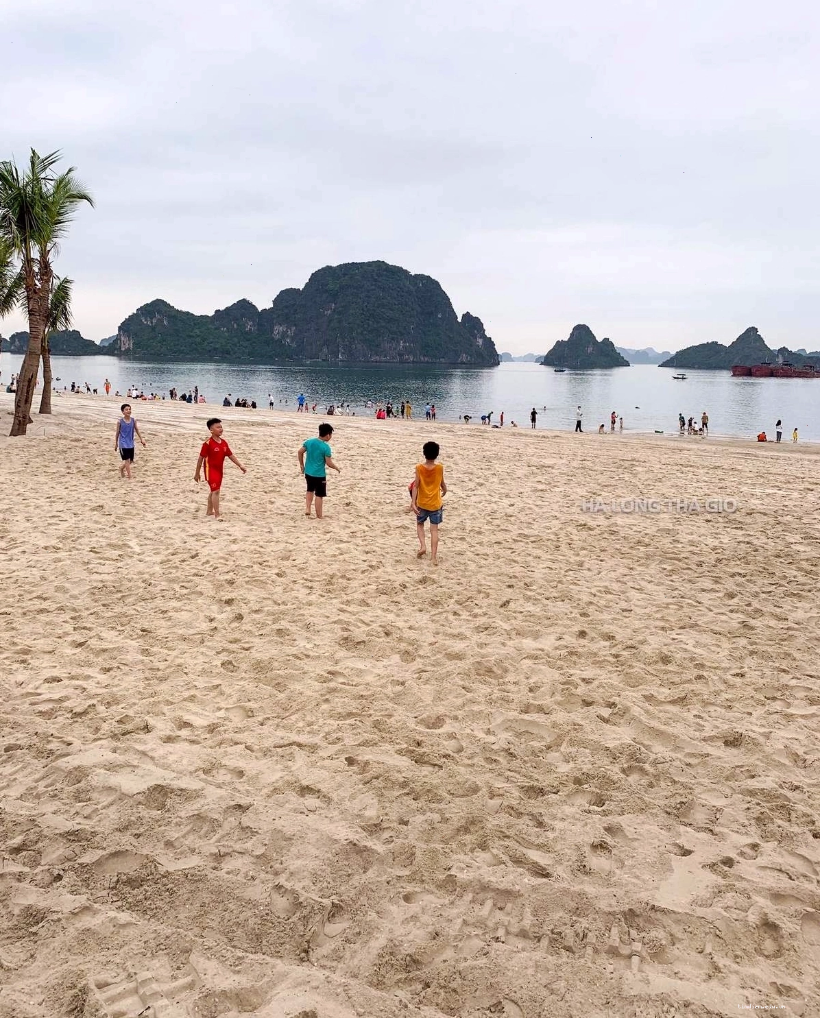 Du khách dạo bộ trên bãi cát tại Hòn Gai