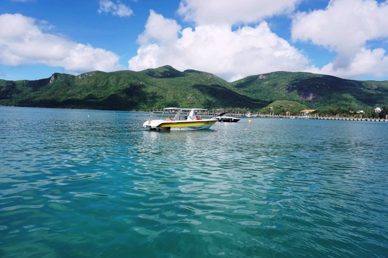 Du khách di chuyển bằng cano khám phá các đảo nhỏ
