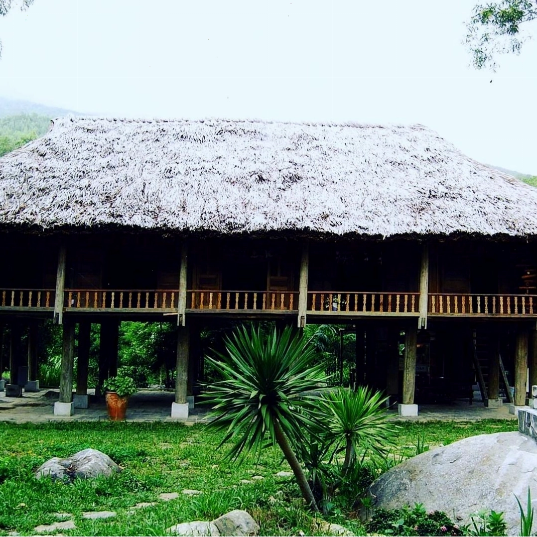 Du khách đi dạo trên con đường mòn tại Suối Lương
