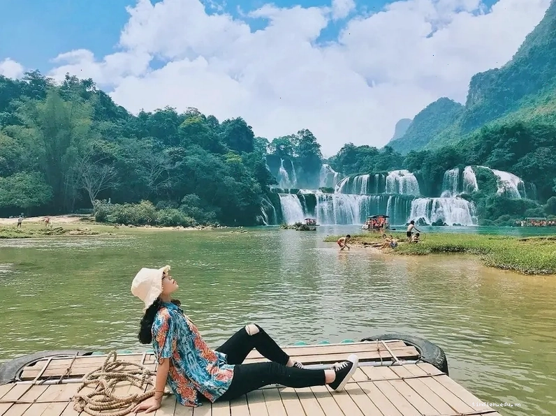 Du khách đi thuyền trên sông Quây Sơn gần Thác Bản Giốc