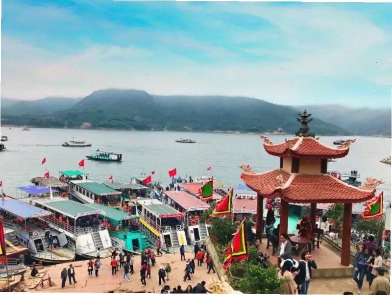 Du khách ghé thăm đền bà Chúa Thác Bờ với trang phục trang nghiêm, lịch sự
